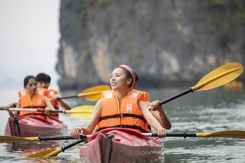 Chèo kayak trên Vịnh Hạ Long - Tour Hạ Long trong ngày